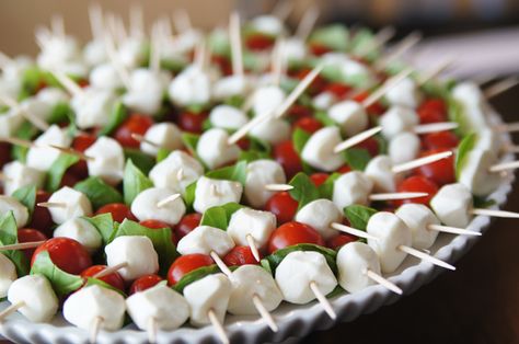 Super Easy Caprese Pops! These are a huge hit at parties! Butter with a Side of Bread Summer Picnic Food, Cold Appetizers, Munnar, Picnic Foods, Party Food Appetizers, Easy Family Meals, Appetizers For Party, High Tea, Clean Eating Snacks