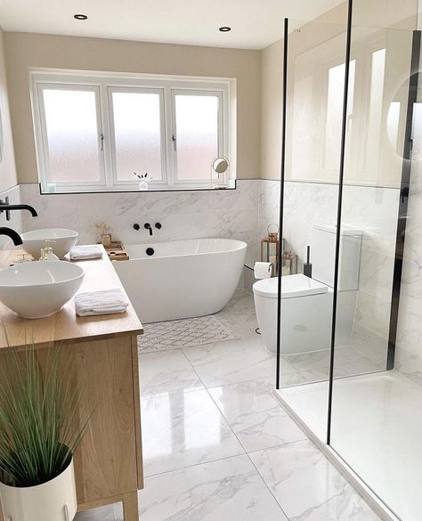 Modern Marble Bathroom From @ourpaisleyproject Small Ensuit, Ensuite Bathroom Decor, Ensuite Bathroom Ideas Master Bedrooms, Ensuit Bathroom, Bathroom Colour Ideas, Ensuite Bathroom Ideas Small, Small Bathroom With Bath, Ensuite Bathroom Ideas, Bathroom With Shower And Bath