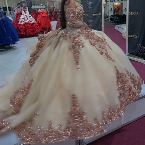 Rose Gold Quinceanera Dresses With Sleeves, Xv Dresses Rose Gold, Rose Gold And White Quinceanera Dresses, White And Rose Gold Quinceanera Dresses, Rose Gold Champagne Quinceanera Dresses, Rose Gold Chambelanes Outfits, Gold Dress Sweet 16, Rose Gold Gown Wedding, Rose Gold Xv Dresses