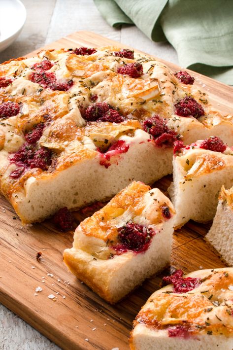 Recipe: Lemon Rosemary Focaccia with Raspberries and Taleggio | An easy-to-make sweet and savoury bread to snack on allll season long. Summer baking. Easy bread recipes Sweet Focaccia Bread, Sweet Focaccia, Focaccia Recipes, Lemon Dessert Recipes Easy, Foccacia Recipe, Savoury Bread, Lemon Cake Mix Recipe, Foccacia Bread, Bread Toppings