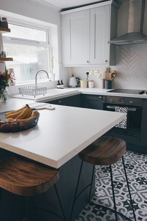 possible kitchen layout. Two tone cabinets, drop in oven and cooktop, open shelves beside window. Also like herringbone tile and gold accents Dapur Rustic, White Wood Kitchens, Layout Kitchen, Kabinet Dapur, Dark Kitchen, Classic Kitchen, Kitchen Table Settings, Grey Cabinets, Grey Kitchens