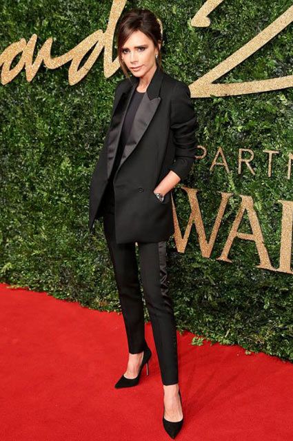 Women's Tuxedo 101: Beginner's Guide on How to Wear Ladies Tuxedo Womens Tuxedo Outfit, Victoria Beckham Stil, Victoria Adams, Style Victoria Beckham, Black Tuxedo Suit, Victoria Beckham Style, Tuxedo Women, British Fashion Awards, Black Suit