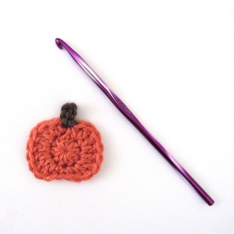 Crochet Pumpkin Applique, Pumpkin Crochet Pattern Free, Pumpkin Crochet Pattern, Pumpkin Applique, Small Crochet, Autumn Halloween, Learn How To Crochet, Small Pumpkins, Crochet Pumpkin