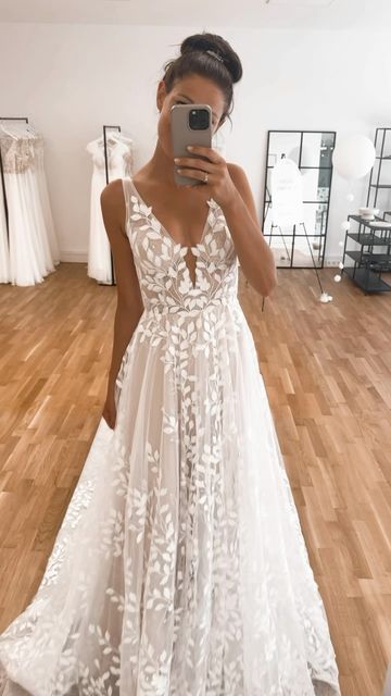 Mein Glücksmoment ♥ Brautmode Hochzeit on Instagram: "So in love ✨  Diese wunderschöne A-Linie ist heute bei uns im Glücksmoment eingezogen. Dieses traumhafte Kleid hat zauberhafte Blätterspitze und ist komplett mit Pailletten besetzt. Dazu gibt es auch abnehmbare Tüllärmchen. Einfach wunderschön!   Wie gefällt es Euch? ✨ . . . #brautkleidalinie #bridaldress #brautkleidvintage #bride #braut #brautstyling #love #weddingday #freietrauung #dieseskleid #brautkleidsuche #bridetobe2025 #braut2025 #verlobung #verlobungsring #brautmodebamberg #bamberg #wedding #hochzeitsfieber #brautmodenürnberg #brautundbräutigam #brautkleidfinden #wedding" Wedding Dress Leaves, Wedding Dress Guide, Dreamy Dress, So In Love, Boho Wedding Dress, Dream Wedding Dresses, Ball Dresses, Country Wedding, Styled Shoot