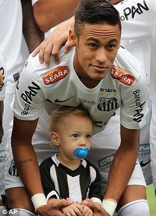 Neymar with his son❤️ Neymar Child, Neymar Kid, Neymar Son, Paris Saint Germain Fc, Good Soccer Players, Brazil Travel, Soccer News, Soccer Quotes, Sport Player