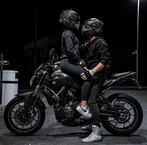 Man And Woman Shadow Aesthetic, Motobike Couple Aesthetic, Couple Bikers Aesthetic, Biker Romance Aesthetic, Couple On Motorcycle Aesthetic, Biker Girlfriend Aesthetic, Motor Couple, Motorcycle Couple Photography, Couples Motorcycle