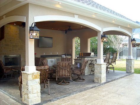 Explore TexasCustomPatios' photos on Flickr. TexasCustomPatios has uploaded 544 photos to Flickr. Pool House With Outdoor Kitchen, Outdoor Kitchen Bars, Pool Cabana, Outdoor Remodel, Patio Kitchen, Outdoor Kitchen Design Layout, Backyard Kitchen, Kitchen Fireplace, Patio Interior