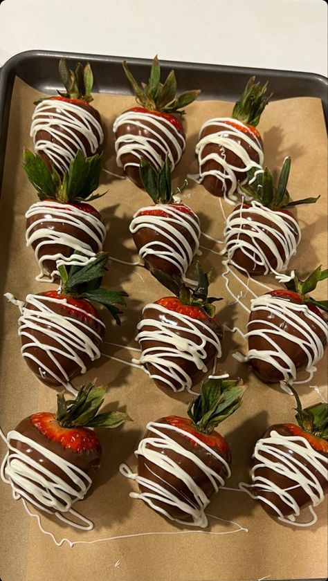 Chocolate Covered Fruit, Food Therapy, Think Food, Food Drinks Dessert, Covered Strawberries, Cute Desserts, Chocolate Strawberries, Chocolate Covered Strawberries, Food Obsession