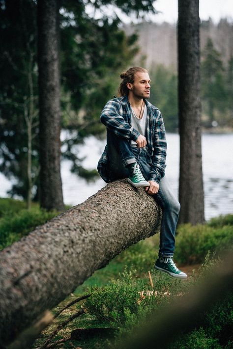 Tree Poses Photography Men, Boys Outdoor Photoshoot, Self Portrait Men, Aesthetic Self Portrait, Autumn Photography Portrait, Portrait Men, Male Portrait Poses, Preset Download, Self Photography