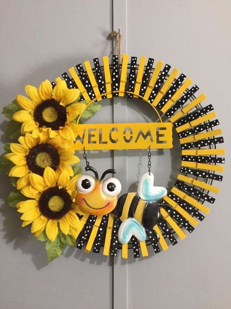 Clothespin Diy Crafts, Clothespins Diy, Wooden Clothespin Crafts, Clothespin Wreath, Clothespin Art, Sunflower Crafts, Honey Bee Decor, Clothes Pin Wreath, Dollar Store Diy Projects