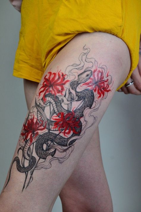 Spider Lily And Snake Tattoo, Snake And Spider Lily Tattoo, Black Dragon Tattoo, Tattoo Homme, Lillies Tattoo, Lily Tattoo Design, Snake Tattoo Design, Spider Tattoo, Cute Little Tattoos