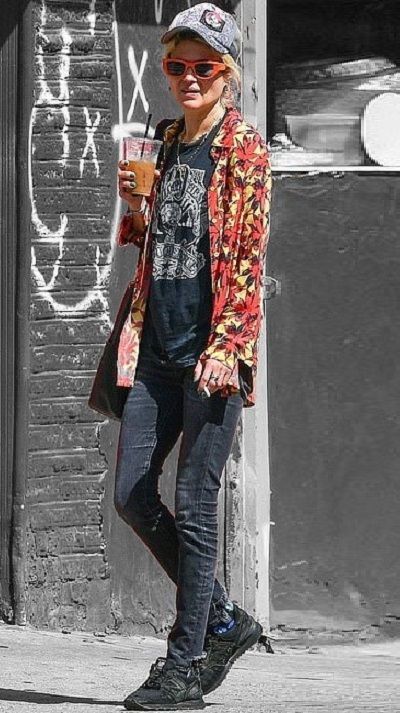 Alison Mosshart in New York City, New York on Friday 19/08/2022 #VeronicaTasmania Alison Mosshart Style, Alison Mosshart, Inspiring Women, City New York, Autumn 2024, Inspirational Women, Off Duty, Mars, Color Splash