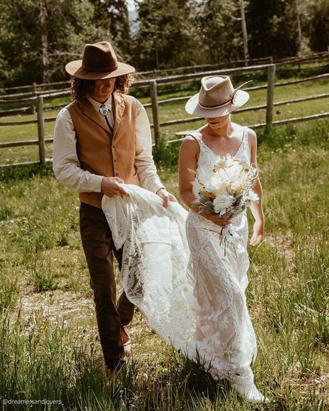 Mens Wedding Attire, Wedding Hat, Groomsmen Suits, Groom Photo, Wedding Forward, Groom Suit, Groom Attire, Wedding Hats, Groom And Groomsmen