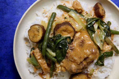 This Filipino stew is proof that peanut butter is good for much more than just sandwiches. Peanut Butter Stew Recipe, African Peanut Sauce, Simple Butter Chicken, Peanut Butter Stew, Kare Kare Recipe, Munchies Recipes, Peanut Sauce Recipe, Oxtail Recipes, Cooking Jasmine Rice