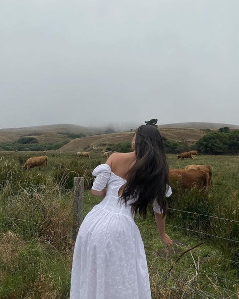 California Countryside, Country Girl Aesthetic, Summer Office Outfits, Elegant Classy Outfits, Chic Business Casual, Fluffy Cows, Photo Recreation, Valley Girls, Gardening Outfit