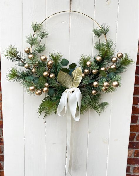 Gold Hoop Wreath Christmas, Gold Ring Wreath, Metal Wreath Ring, Gold Hoop Wreath, Wreath Inspiration, Christmas Tree Lots, Ring Wreath, Modern Wreath, Winter Wreaths