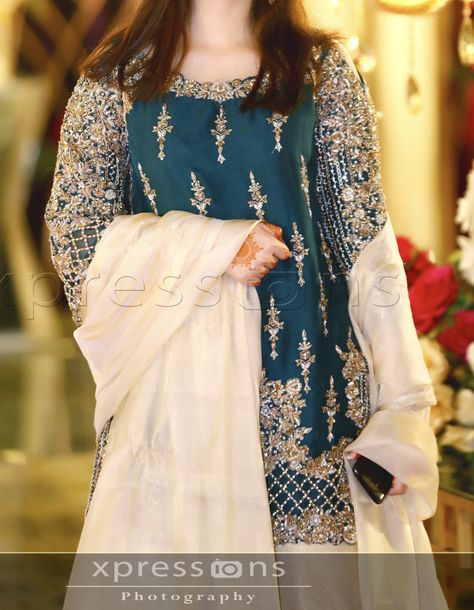 Pakistani Formal Dresses, Asian Bridal Dresses, Velvet Dress Designs, Bridal Dresses Pakistan, Pakistani Wedding Outfits, Pakistani Fashion Party Wear, Pakistani Dresses Casual, Beautiful Pakistani Dresses, Bridal Dress Fashion