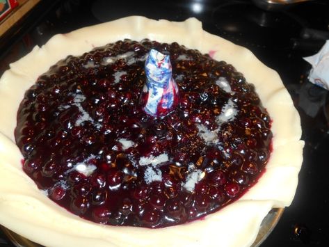 Blueberry Pie Made From Frozen Berries-Easy and Quick – Momoe's Cupboard Frozen Berry Pie, Frozen Blueberry Pie, Frozen Blueberry Recipes, Blueberry Pie Filling Recipes, Saskatoon Berry Pie, Berry Pie Recipe, Easy Blueberry Pie, Cake Blueberry, Frozen Pie Crust