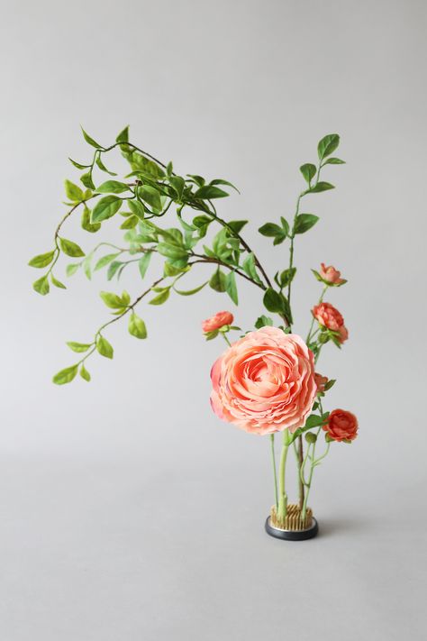 Create a simple ikebana flower arrangement with fake flowers from Afloral.com. #artificialflowers #floraldesign Ikebana Arrangement, Flowers And Vases, Fake Hydrangeas, Ikebana Flower, Ranunculus Flowers, Coral Garden, Ikebana Arrangements, Ikebana Flower Arrangement, Flowers Shop