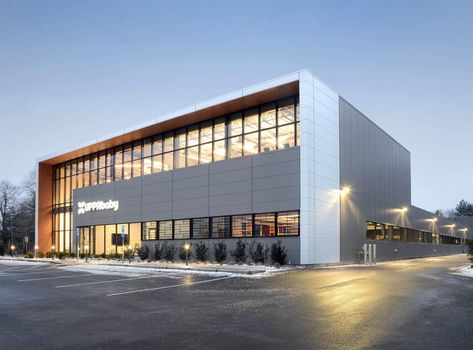 Insulated metal panels offer chic industrial warehouse aesthetic for high-end retailer (Courtesy Metl-Span) Warehouse Design Exterior, Warehouse Aesthetic, Metal Panels Facade, Warehouses Architecture, Factory Facade, Warehouse Architecture, Fasad Design, Commercial Design Exterior, Factory Architecture