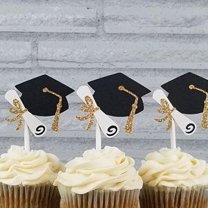 Graduation Cap And Diploma, Cap And Diploma, Graduation Desserts, Graduation Party High, Graduation Cupcake Toppers, Diy Graduation Cap, Graduation Cupcakes, Graduation Cap Toppers, Graduation Favors