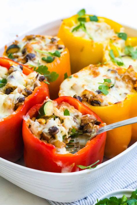 These Veggie Stuffed Peppers are a delicious and filling meal! Filled with brown rice, black beans, and vegetables, this is a vegan dinner recipe with a Mexican flavor. Clean Eating Mexican, Mexican Stuffed Bell Peppers, Stuffed Peppers Healthy, Bell Pepper Recipes, Food Heaven, Peppers Recipes, Bell Peppers, Clean Recipes, Clean Eating Recipes