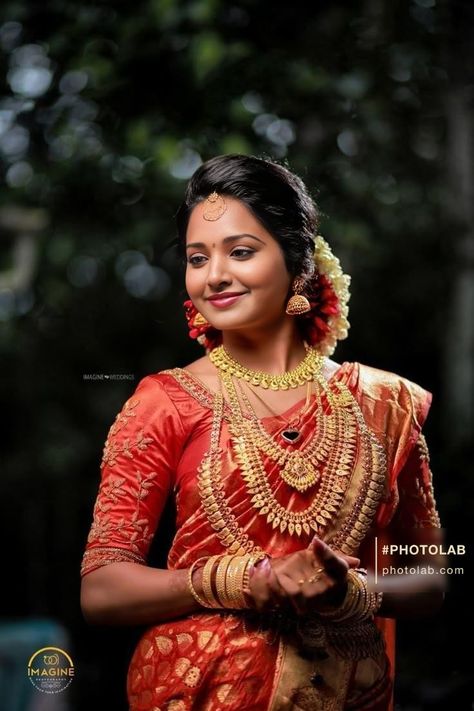 Telugu Bride Photoshoot, Singal Photo Pose, Bridel Pose Single, Singal Bride Pose, Engagement Bride Single Pose, Single Pose Bride, Marriage Poses Singal, Bride Photo Poses Indian, Ring Ceremony Bride Single Poses