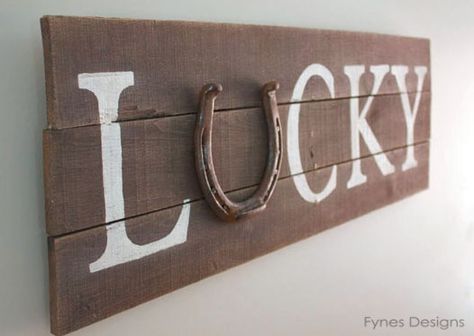 Lucky horseshoe St. Patrick’s day Pallet sign- DIY @ DIY Home Crafts Stirrup Decor Ideas, Pallet Signs Diy, Horseshoe Projects, Horseshoe Decor, Horseshoe Crafts, Fa Fal, Horseshoe Art, Paint Diy, Shoe Crafts