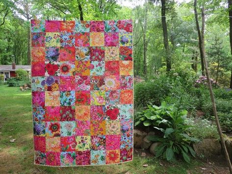 Claudia on Instagram: "Now that summer is coming to an end for us here in the Northern hemisphere I can show you my summer quilt. It's full of warmth and sunshine! It's a so-called seed packet quilt. I saw this idea first on Jane Brocket's blog and fell in love with it directly. The name alone made me want to have one. I have always loved looking at seed packets where every seed grows in abundance (not always in my garden!) and the vintage ones are the prettiest. So I started searching for flowe Seed Packet Quilt, Summer Quilts, Summer Is Coming, Seed Packets, My Summer, Creative Life, My Garden, Fell In Love, Modern Quilts