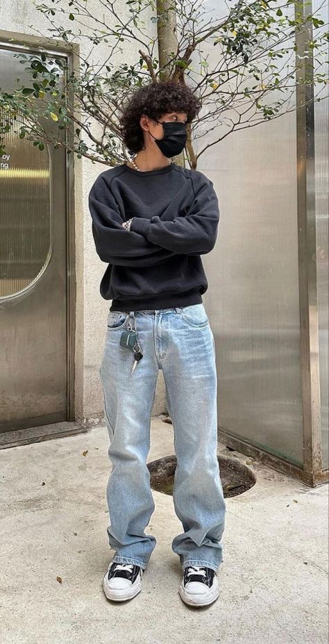 Mom Fit Jeans Outfits Men, Vintage Jeans For Fall Streetwear, Vintage Cargo Jeans For Fall Streetwear, Light Blue Jeans Outfit Men, Jeans Mom Hombre, Carhartt Baggy Jeans, Light Blue Jeans Outfit, Blue Jeans Outfit Men, Blue Jeans Outfit