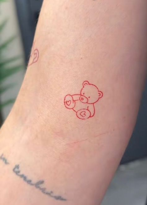 Font Tato, Tato Minimal, Small Finger Tattoos, Bear Tattoos, Petite Tattoos, Bear Tattoo, Red Tattoos, Small Hand Tattoos, Dainty Tattoos