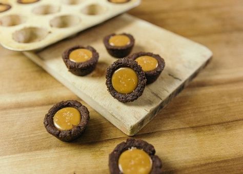 Use Werther’s Original Soft Caramels to make salted caramel filled chocolate shortbread Whoops Pies, Interesting Cookies, Soft Caramels, Ginger Spice Cookies, Caramel Drinks, Amy Roloff, Werthers Original, Caramel Shortbread, Chocolate Shortbread