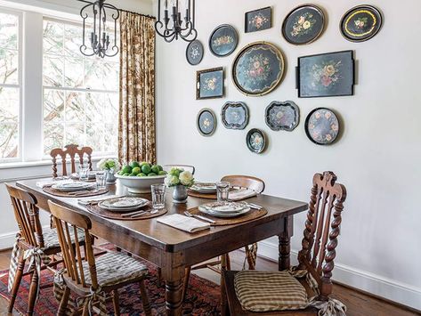 Hand-painted tole trays fill this collector’s charming abode—follow the link! (📷: Styling by Sidney Bragiel) https://thecottagejournal.com/hand-painted-tole-trays-fill-collectors-charming-abode/ Tole Trays, Cottage Journal, Tole Tray, Vacation Cottage, Painted Trays, Oval Tray, Beach Bungalows, Tole Painting, Historic Home