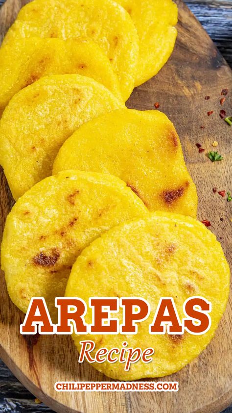 Closeup of the delicious arepas on a wooden board. Cornbread Cakes, Simple Cornbread, Corn Flour Recipes, Masa Recipes, Columbian Recipes, White Corn Meal, Arepas Recipe, Recipes Chili, Venezuelan Food