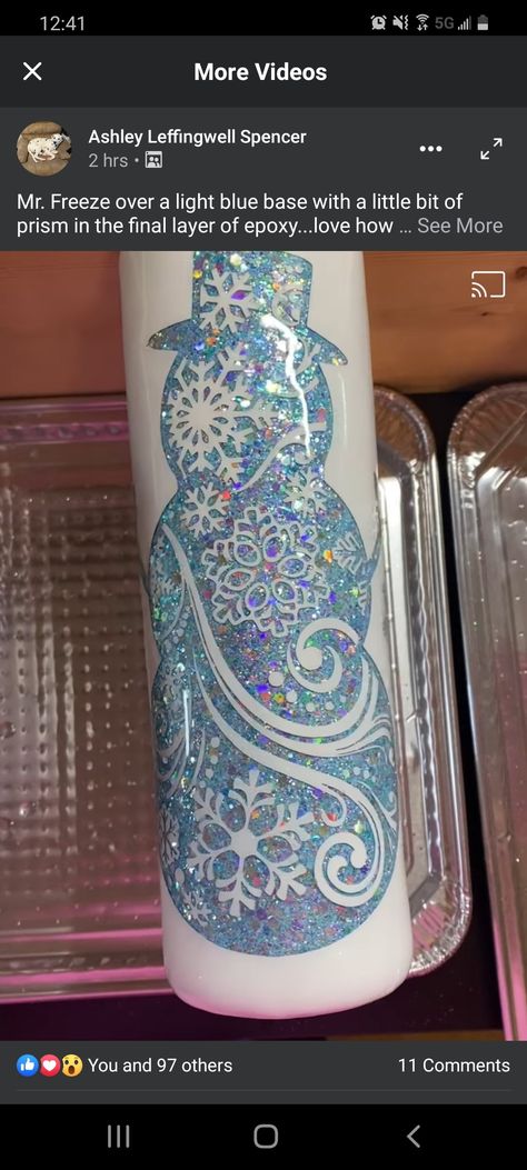 Christmas Tumblers Epoxy, Winter Tumbler Ideas, Tumbler Cups Ideas, Epoxy Tumbler Ideas, White Glitter Tumbler, Snowflake Tumbler, Fancy Cups, Cup Painting, Winter Tumbler