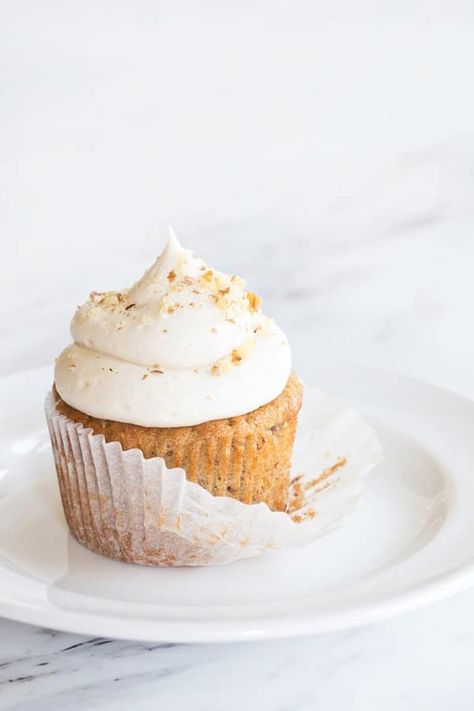 These Banana Cupcakes with Cream Cheese Frosting are fluffy, moist, and come together in a snap. Your family will go bananas for them! Banana Cupcake Recipe, Banana Cupcakes With Cream Cheese, Banana Cupcake, Banana Cupcakes, Cupcakes With Cream Cheese Frosting, Cupcakes Decorados, Pecan Cake, Cupcake Recipe, With Cream Cheese Frosting