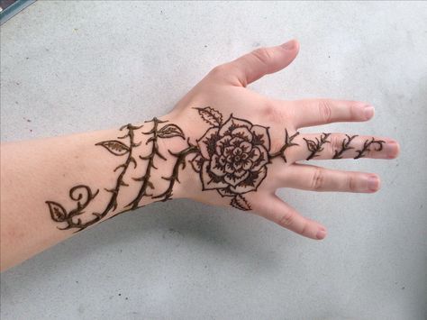 Rose Thorn Tattoo, Tattoos About Growth, Thorn Tattoo, Cute Henna Designs, Tattoo Design For Hand, Jagua Henna, Tato Henna, Cute Henna, Back Shoulder Tattoos