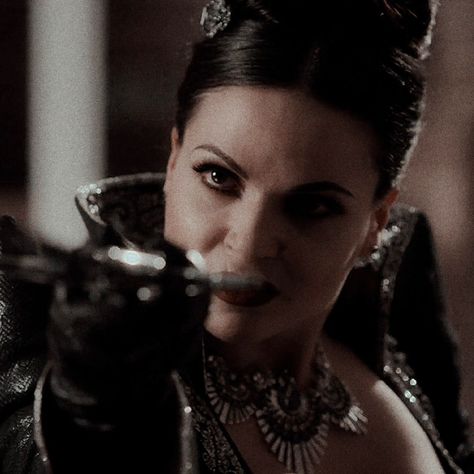 the evil queen/regina mills once upon a time season 4 episode 10 Regina Evil Queen, Regina Mills Evil Queen, Evil Queen Regina, Queen Icon, Regina Ouat, Lana Parilla, Twisted Fate, The Evil Queen, Regina Mills