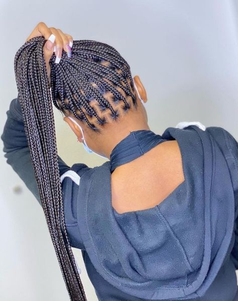 Trending Hairstyles 2022, Trending Knotless Braids, Smeduiem Knotless, Haircut Tutorial Step By Step, Braiding Business, Bob Haircut Tutorial, Cornrow Updo Hairstyles, Short Haircut Tutorial, Trendy Braids