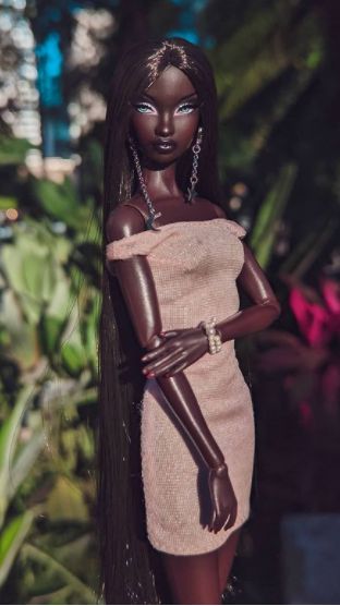 Afro Barbie Silhouette, Black Bjd Dolls, Black American Girl Doll, Black Barbie Aesthetic, Barbie Reroot, Black Barbie Doll, Black Bratz Doll, Barbie Fashion Sketches, Black Barbies