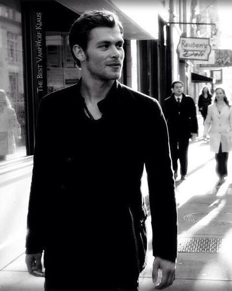 💖😍 Maravilhoso Joseph Morgan, Klaus Mikaelson, Other People, The Story, Walking, Black And White, The Originals, White, Black