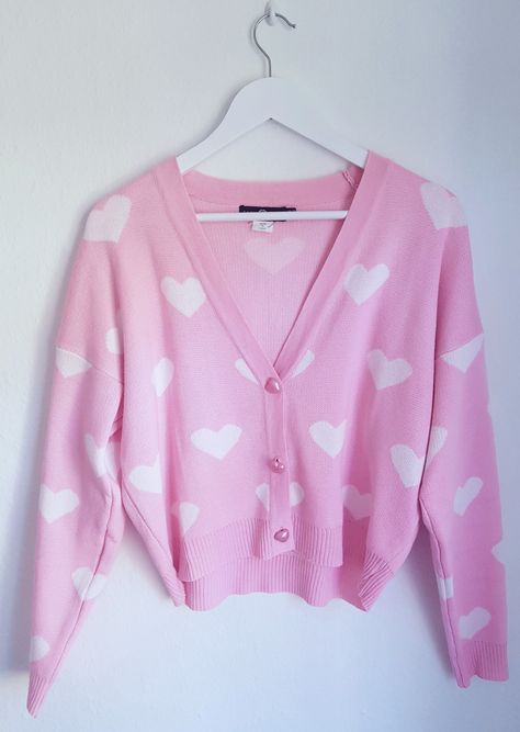 Pink cropped cardigan with white heart pattern and cute pearlecent pink heart buttons, it's from Daisy Street. Pink Heart Cardigan, Cute Colorful Outfits, Pink Cropped Cardigan, Softgirl Outfits, Homemade T Shirts, Couple Streetwear, Pink Heart Dress, Kawaii Sweater, Pink Heart Pattern