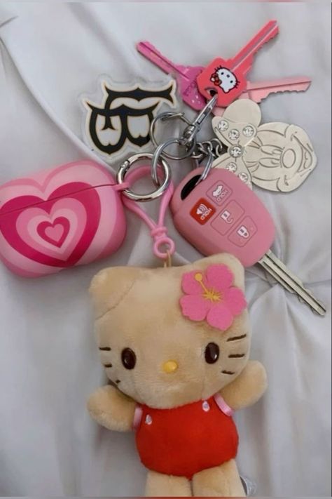 Cute Car Keychain Ideas, Hello Kitty Car Keys, Car Astethic Interior, Car Hello Kitty, Car Keys Keychain Ideas, Plushie Backpack, Hello Kitty Car Accessories, Hello Kitty Car, Hello Kitty Keychain