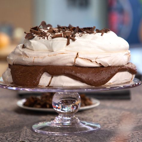 Layer crisp, tender meringue with chocolatey pecan filling for a homemade dessert that looks like it was made by a pro. Tiramisu Recept, Chocolate Pavlova, Meringue Pavlova, Meringue Desserts, Chocolate Meringue, Torte Recipe, Pavlova Recipe, Torte Cupcake, Tiramisu Recipe