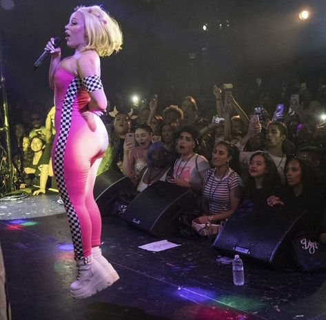 Doja Cat Rules Outfit, Doja Cat 2018 Style, Thick Doja Cat, Doja Cat Body 2018, Doja Cat Thick Era, Doja Cat Thick, Doja Cat Outfits Casual, Doja Cat Body Shape, Doja Cat Body Goals