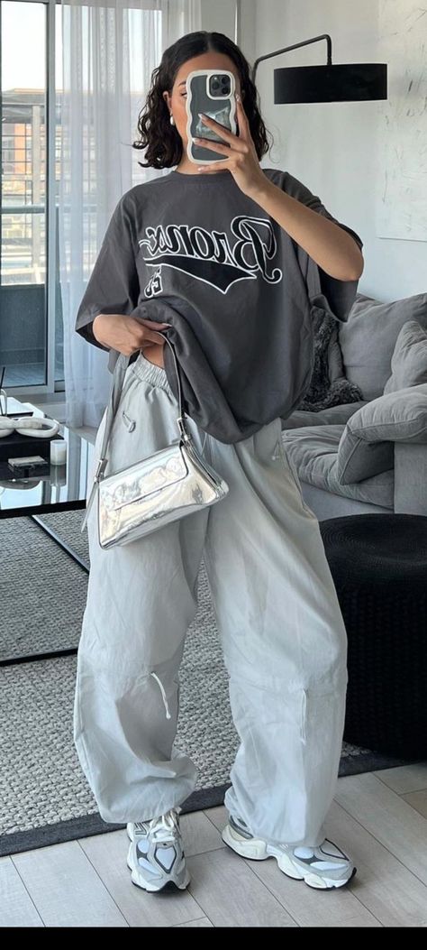 Gray Shirt Outfit Aesthetic, Gray Oversized Shirt Outfits, Boyfriend Tee Outfit, All Grey Outfit, Gray Shirt Outfit, Outfit Inspo Streetwear, Oversized Tee Outfit, Gray Outfits, Gray Outfit