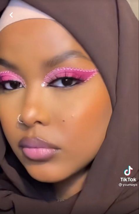 Light Pink Eyeshadow Looks With Glitter, Pink And White Makeup Looks Black Women, Pink Ombre Eyeshadow, Fun Pink Eyeshadow Looks, Pink Eyeshadow Hooded Eyes, Pink Fairy Eye Makeup, Pink Halo Eye Makeup, Light Pink Eyeshadow Looks, Ombré Eyeshadow