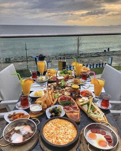 Breakfast Presentation, Picnic Date Food, Romantic Breakfast, Easy Healthy Food, Party Food Buffet, How To Eat Healthy, American Dishes, People Food, Healthy Food Ideas