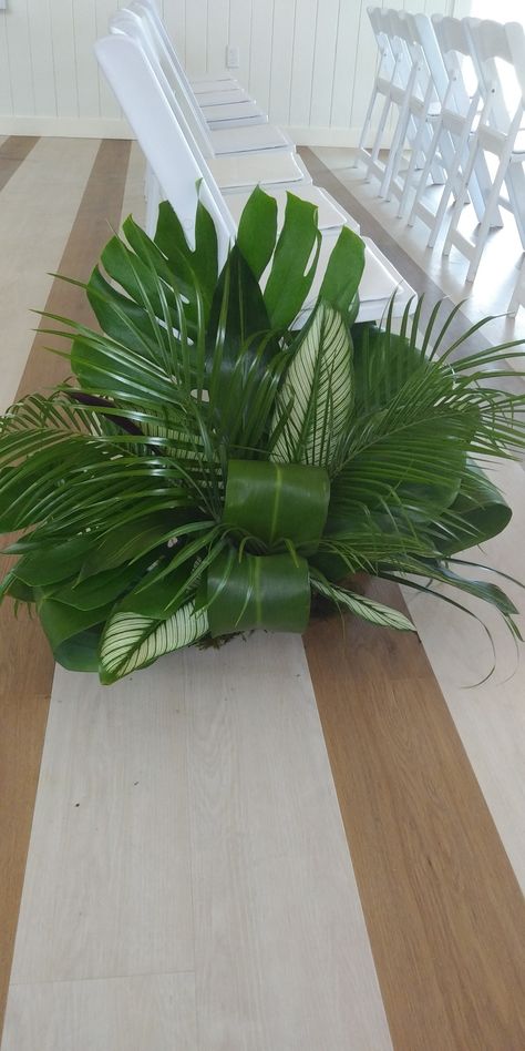 Palm Frond Floral Arrangement, Palm Arrangements Floral Design, Tropical Foliage Arrangements, Chair Rail Wallpaper, Green Arrangements, Palm Sunday Decorations, Fresh Flower Arrangement, Arreglos Ikebana, Foliage Arrangements