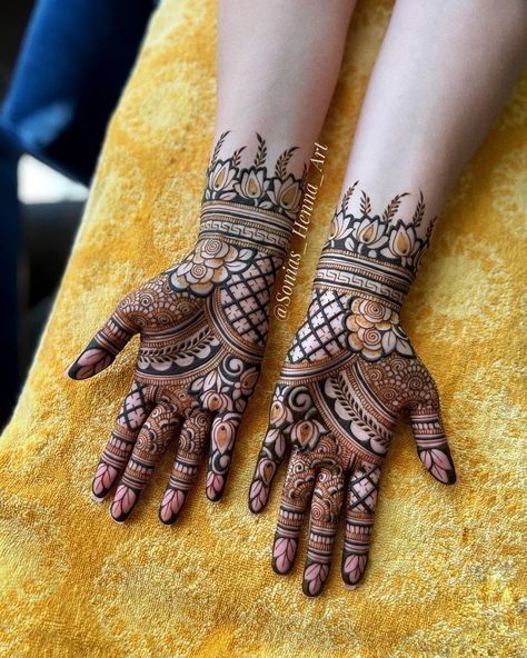 Bridal Henna for the lovely @simsima884 from last week by @sonias_henna_art 🤍 TEAM: @yellowponyproductions @embassygrand @panache.events.toronto @lesonne_bridals @iamjotidhillon @djsukh @primetime.photobooth.inc @universalfloorwraps @diyadecor @jazzyb #SimpleBridal #simplehenna #bridalinspiration #bridalinspo #mehndi #henna #torontohenna #torontohennaartist Easy Mehendi Designs Front Hand For Beginners Indian, Modern Bridal Mehendi, Latest Mehndi Designs Unique, Siders Mehendi, Latest Bridal Mehndi Designs Weddings, Front Mehndi, Palm Henna, Mehandhi Designs, Henna Inspiration